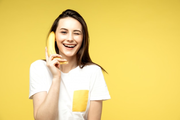 Una mujer jugando con un plátano