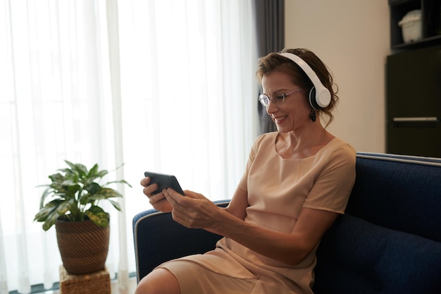 Mujer jugando en Smartphone