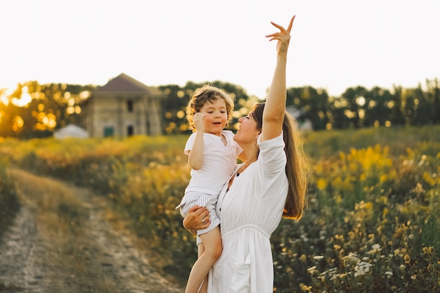 Mujer jugando con su hijo al aire libre