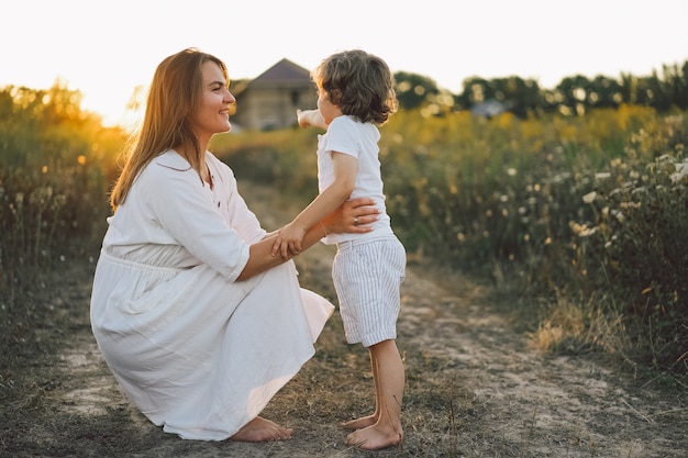 Mujer jugando con su hijo al aire libre