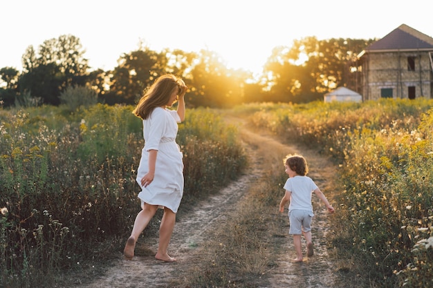 Mujer jugando con su hijo al aire libre