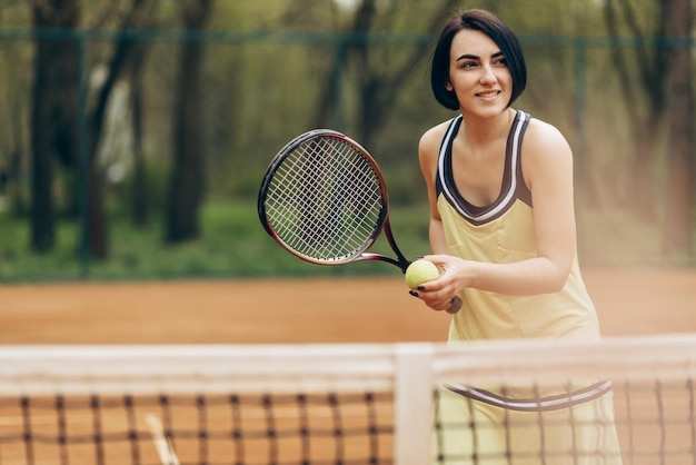 Mujer jugando tenis en la cancha