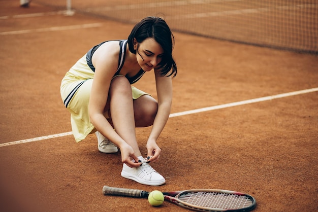 Mujer jugando tenis en la cancha