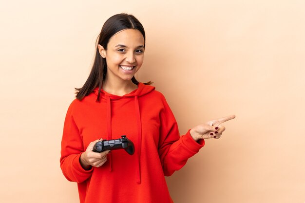 Mujer jugando con un videojuego