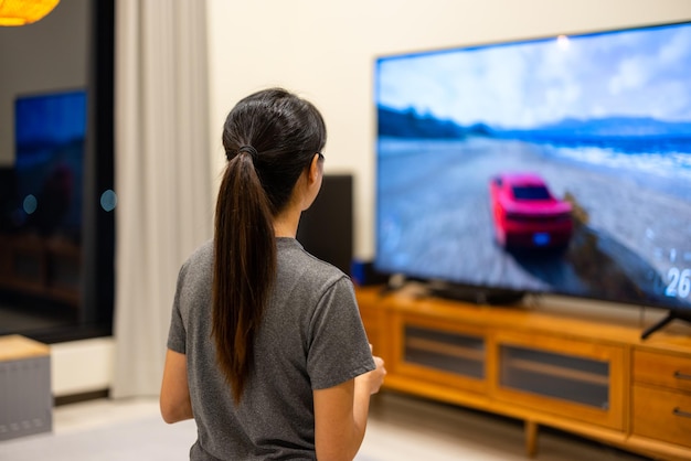 Mujer jugando a videojuegos en casa