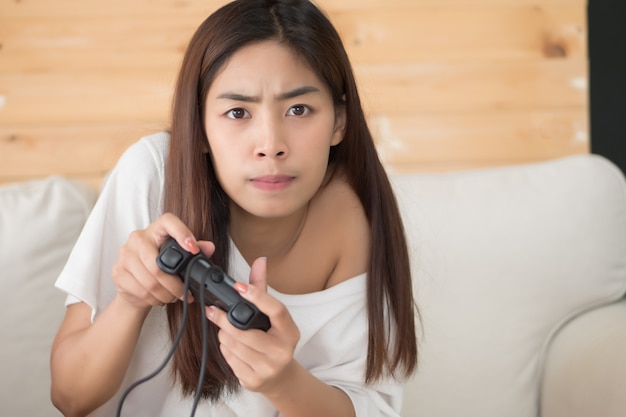 mujer jugando videojuegos de consola