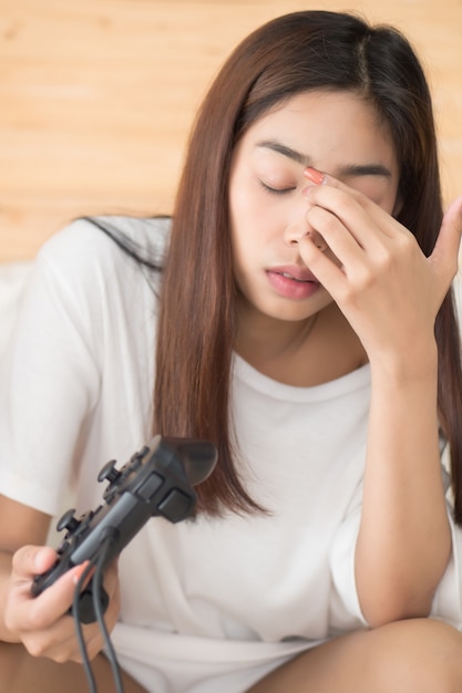 mujer jugando videojuegos de consola