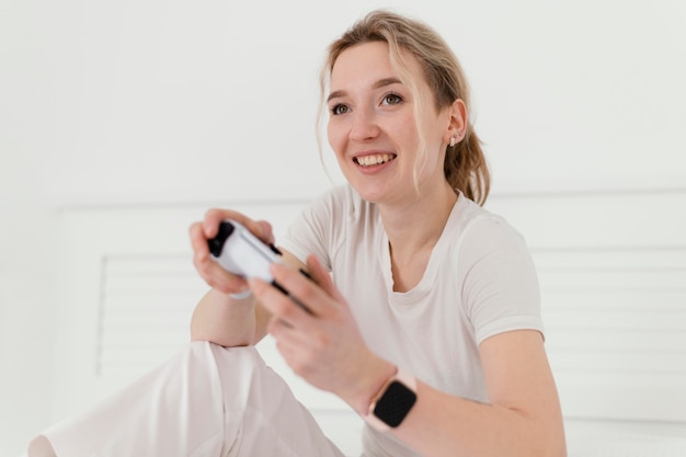 Foto mujer jugando videojuegos tiro medio