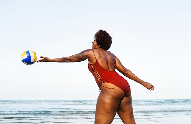 Una mujer jugando voleibol de playa