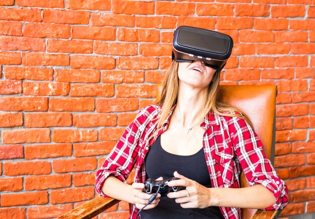 Mujer jugar videojuegos con joystick con dispositivo VR