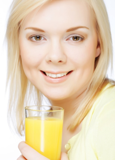 Mujer con jugo de naranja