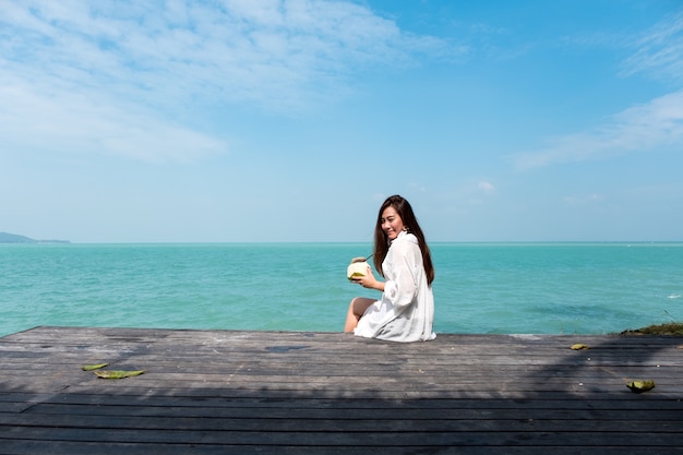 Mujer junto al mar