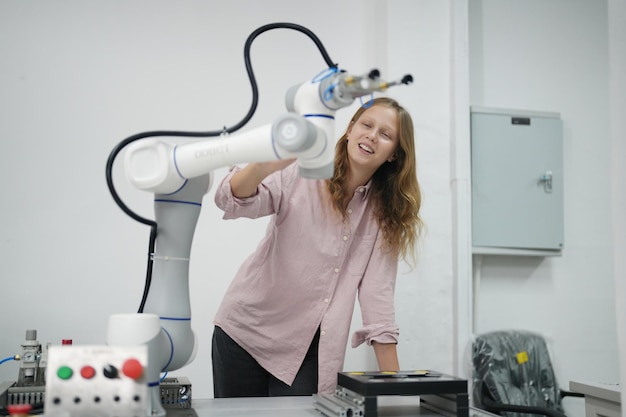 Una mujer junto a un robot que dice 'robot'