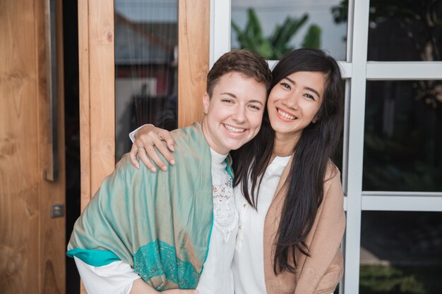 Mujer, juntos, sonriente