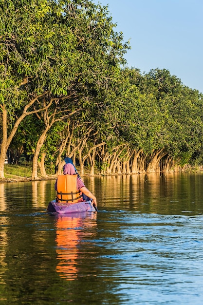 Mujer en kayak en el agua