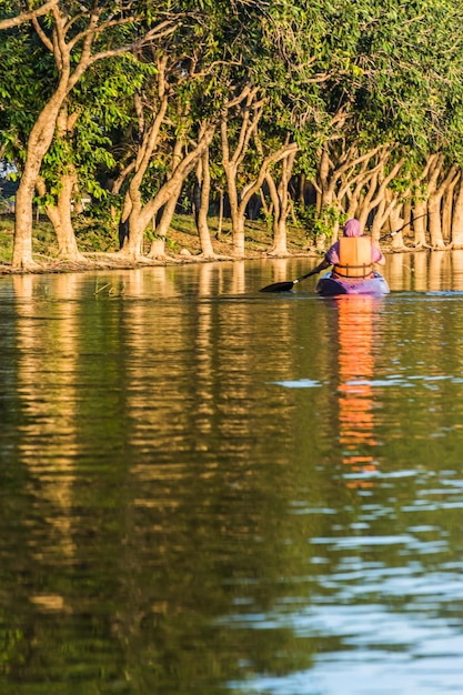 Mujer en kayak en el agua