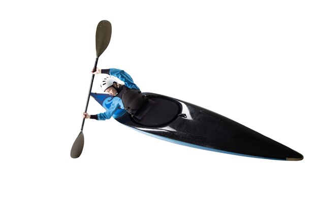Mujer en un kayak aislado en blanco