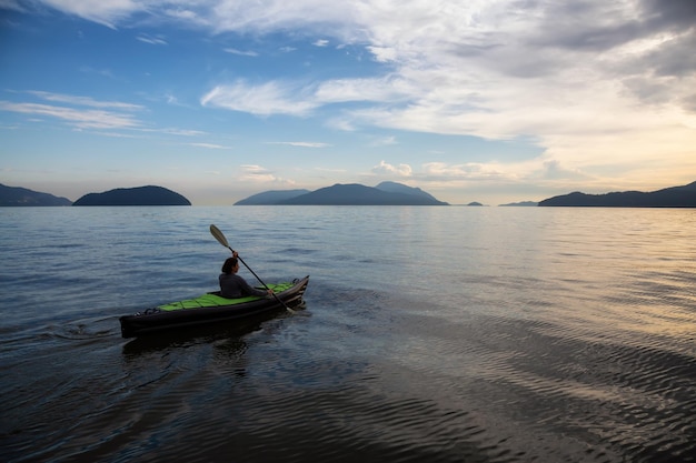 Mujer en kayak en Howe Sound