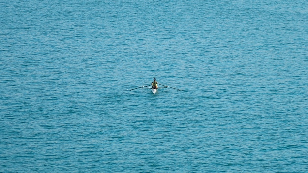 Mujer en kayak en el lago copia espacio