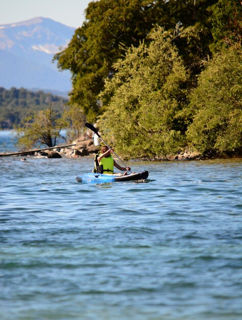 mujer en kayak en un lago en la Patagonia