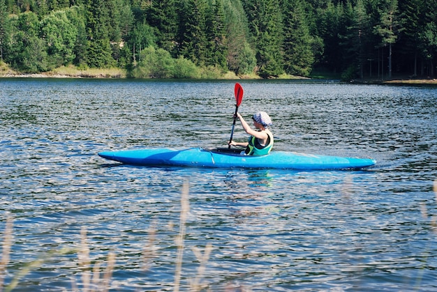 Mujer en kayak en el lago