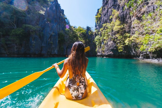 Mujer en kayak en la pequeña laguna de El Nido, Palawan, Filipinas - Blogger de viajes que explora los mejores lugares del sudeste asiático