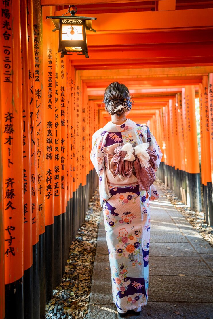 Una mujer en kimono caminando en el santuario Fushimi Inari Taisha Senbon Torii Gate Kyoto Japón