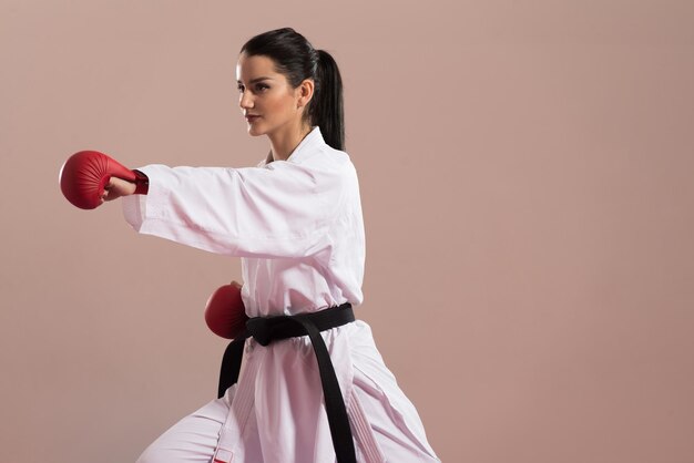 mujer en un kimono con un cinturón negro medita