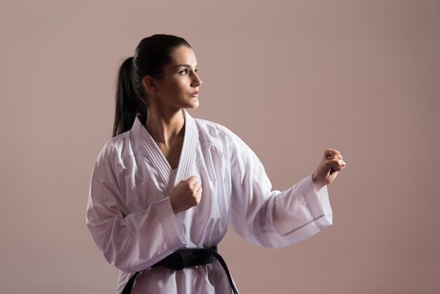 mujer en un kimono con un cinturón negro medita