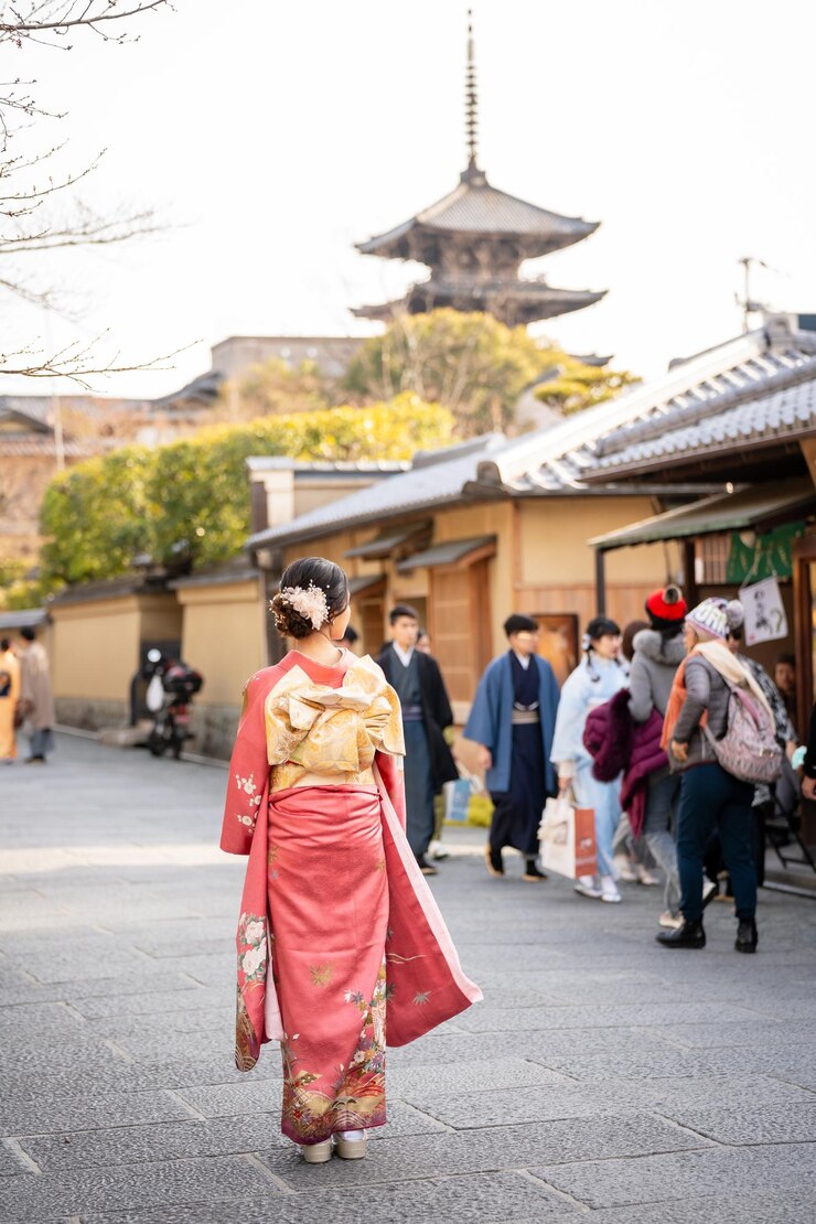 Mujer en kimono en Kioto, Japón