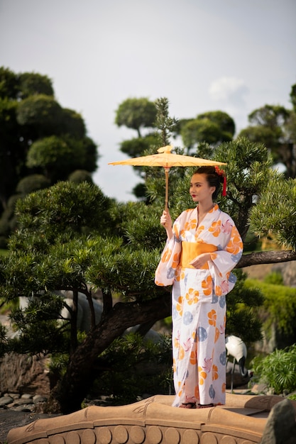 Foto mujer con kimono y paraguas wagasa