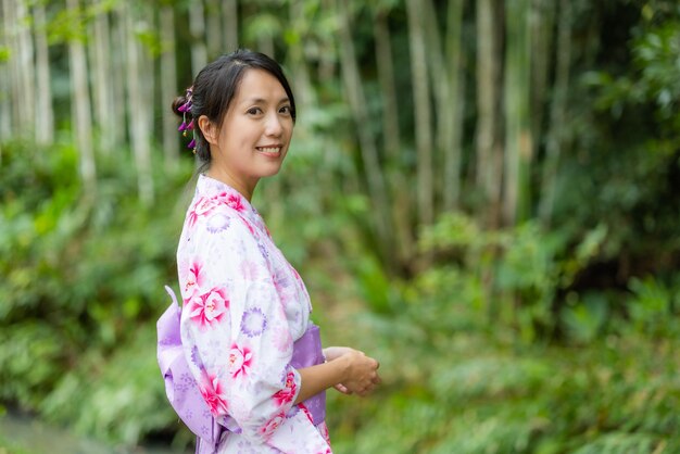 Mujer con kimono en el parque