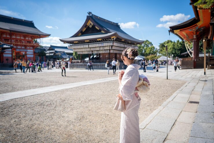 Mujer en kimono en el santuario japonés