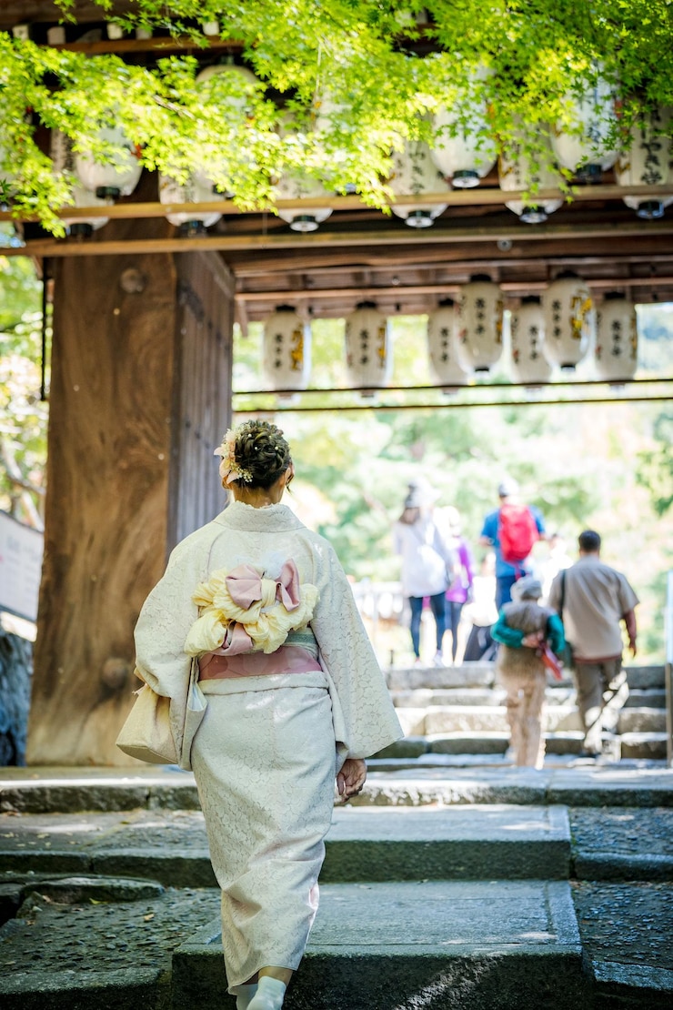 Mujer en kimono en un templo japonés
