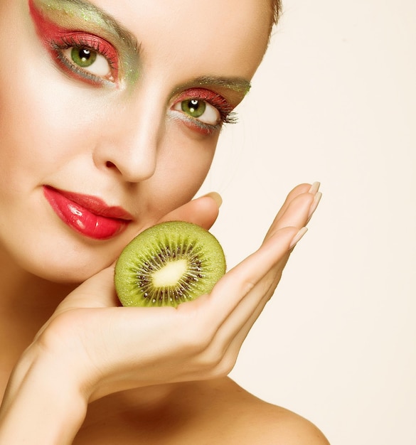 Mujer con un kiwi