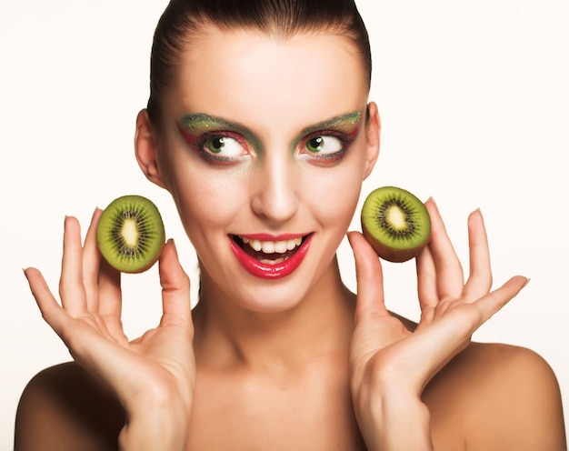 Mujer con un kiwi