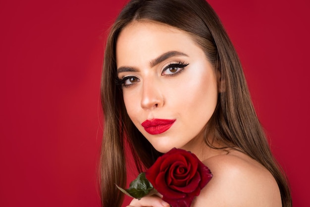 Mujer con labios rojos y retrato de belleza de moda de flor de rosa en el día de cumpleaños de fondo de estudio