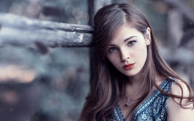 una mujer con labios rojos y un vestido azul y blanco