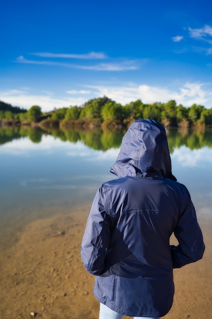 Mujer en el lago.