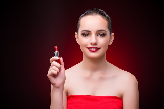 Mujer con lápiz labial rojo en concepto de belleza