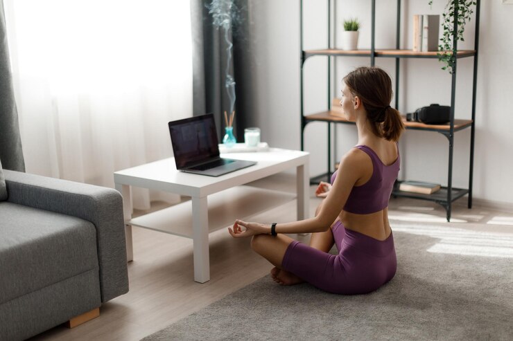 Mujer con laptop meditando