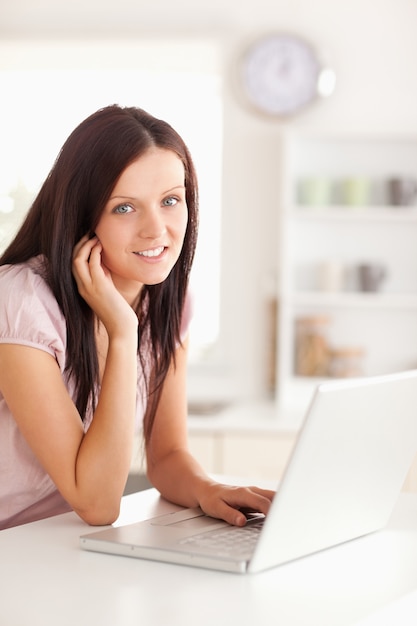 Mujer con laptop mirando