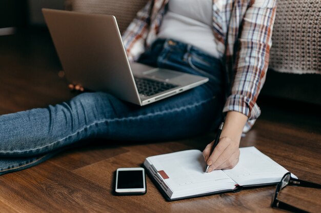 mujer con laptop y notebook