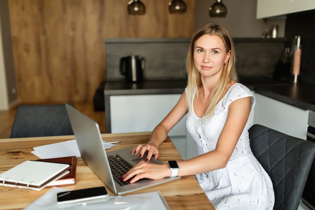 Mujer con laptop en la oficina en casa