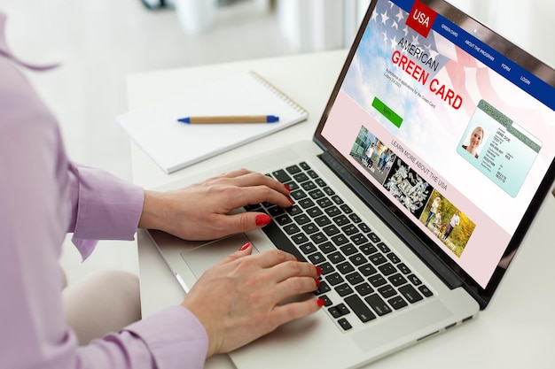 Mujer con laptop Tarjeta de residente permanente de Estados Unidos