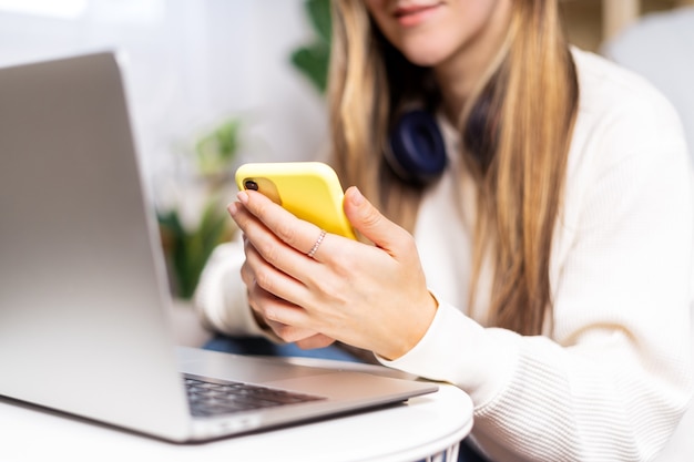 Mujer con laptop y teléfono