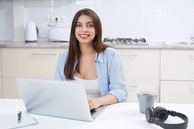 Mujer con laptop para trabajar o estudiar en casa