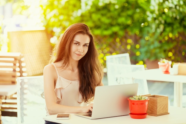 Mujer con una laptop