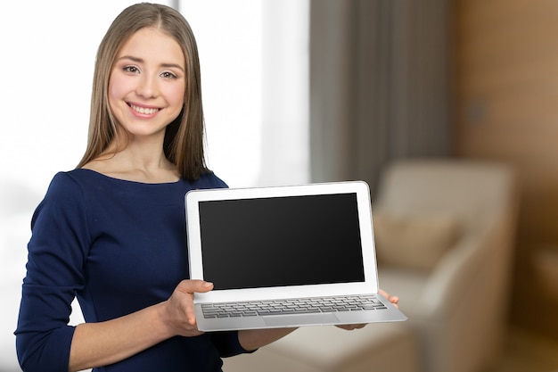 Foto mujer con laptop