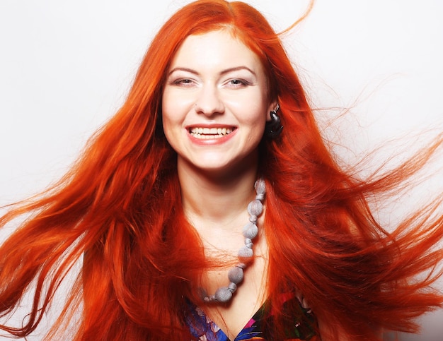 Mujer con largo cabello rojo que fluye